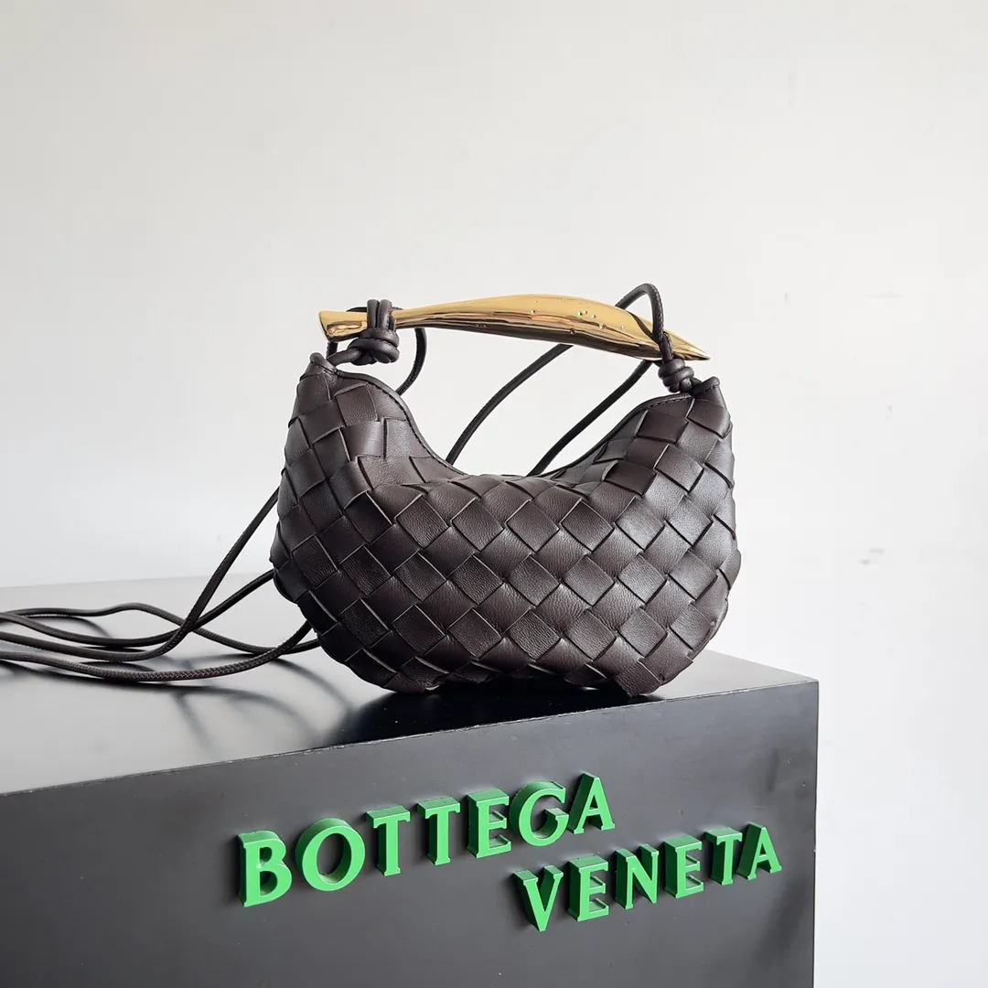 Batch of 1260 BV Mini Sardine is coming‼ ️Super high-end, stainless steel hardware + 24k real gold plating process, fish scales (concave and convex positions) are the finishing touch, the sardine bag that can be carried cross-body is completely beautiful to the heart. The metal element handle and the weaving are perfectly combined to completely integrate the artistic sense and elegance and fashion. It is really like a work of art🏺The large size is elegant, the small size is exquisite and cute, a must-have item for fashionistas, and the details are perfectly reproduced. Style number: 744267 Size 20*12*2.5